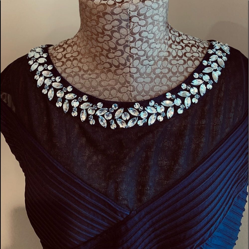 Beautiful Dress with Statement Neckline Size 4 - Picture 5 of 12